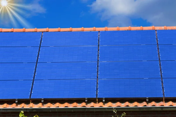 家の屋根の上のソーラー システム — ストック写真