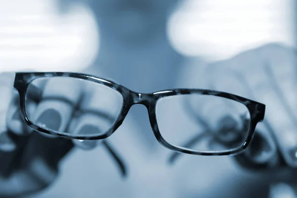 Une Femme Tient Des Lunettes Dans Ses Mains — Photo