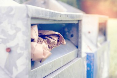 Atık kağıt kapsayıcı bir sokakta