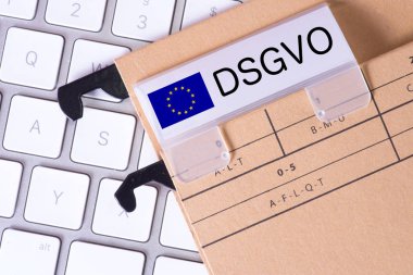 Bir bilgisayar ve bir klasör Dsgvo gizlilik temel düzenleme baskı ile