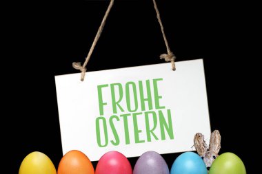 Paskalya yumurtaları, Paskalya tavşanı ve mutlu Paskalya sloganıyla bir işaret