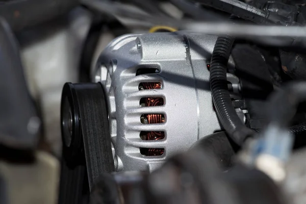 車のオルタネーターと ベルトのアップ エンジン — ストック写真