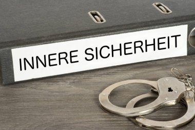 Kelepçeler ve İç Güvenlik yazıtLı bir klasör