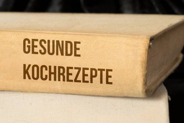 Sağlıklı Yemek Tarifi adlı bir yemek kitabı