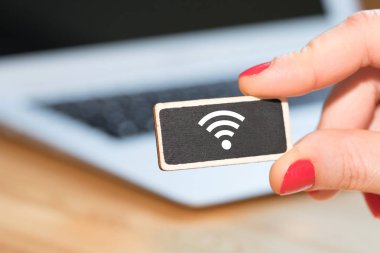 Bir kadın, bir bilgisayar ve Wifi için sembol