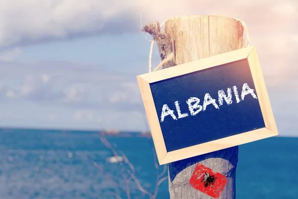 Θάλασσα Παραλία Και Ένα Σημάδι Λέξη Αλβανία — Φωτογραφία Αρχείου