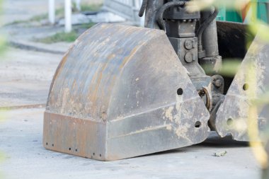 Bir inşaat alanı ve bir ekskavatör