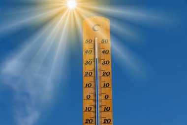 Bir termometre yüksek sıcaklık bir sıcak hava dalgası sırasında gösterir.