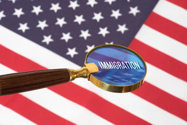 Bandera Los Estados Unidos Una Lupa Inmigración América —  Fotos de Stock