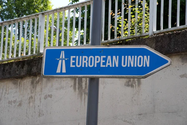 Een Snelweg Bord Wijst Naar Snelweg Europese Unie — Stockfoto