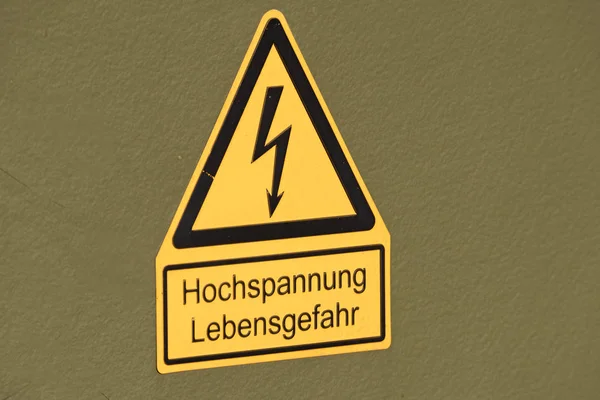 Een Teken Waarschuwt Voor Elektrische Hoogspanning — Stockfoto