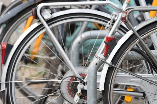 Fahrräder Auf Der Straße — Stockfoto