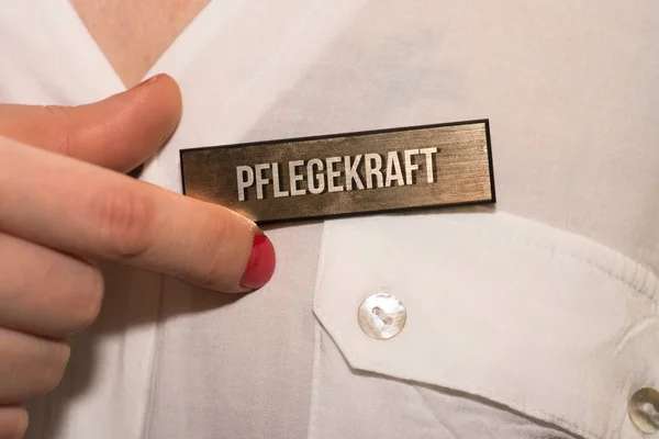 Eine Frau Und Ein Schild Das Auf Die Pflege Hinweist — Stockfoto