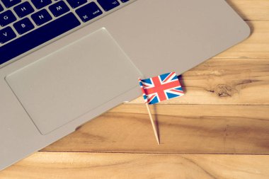 Büyük Britanya bayrağı ve bir bilgisayar