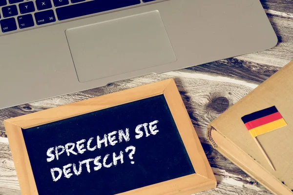 Een Computer Boek Vlag Van Duitsland Vraag Spreekt Duits — Stockfoto