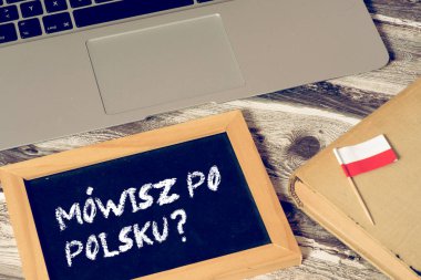 Bir bilgisayar, Polonya bayrağı ve bir tebeşir tahtası ile soru Lehçe konuşuyor musunuz