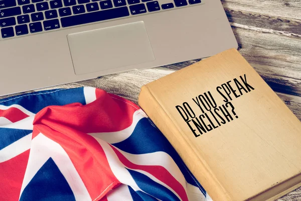 Computer Bandiera Della Gran Bretagna Libro Dal Titolo Parla Inglese — Foto Stock