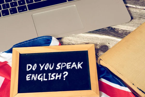 Computer Flag Great Britain Chalk Board Question You Speak English — Stock Photo, Image