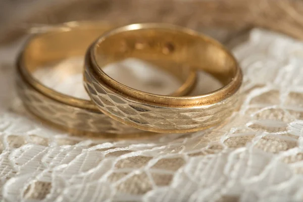 Dva Zlaté Svatební Prsteny — Stock fotografie