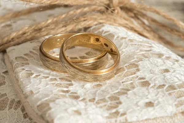 Dva Zlaté Svatební Prsteny — Stock fotografie