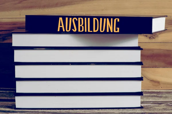 Schulbücher Und Ein Buch Namens Bildung — Stockfoto