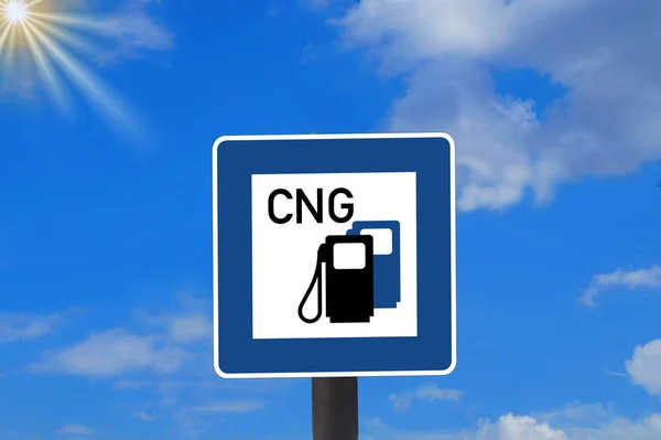 Bir yol işareti ve Cng doğal gaz ile bir benzin istasyonu referans