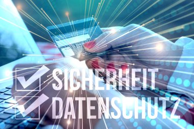 Bir kadın, bilgisayar, kredi kartı ve kelimeler Güvenlik ve Gizlilik