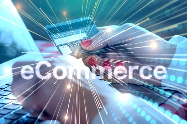 Kredi kartı ve e-ticaret ile bilgisayar başında bir kadın