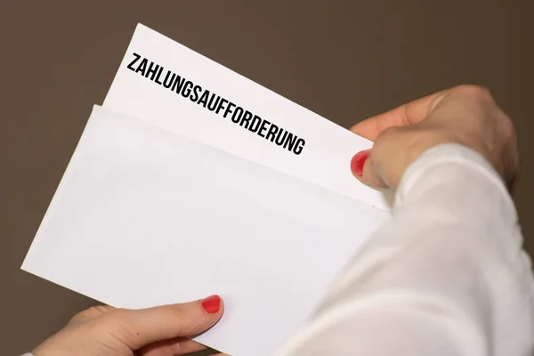 Eine Frau Öffnet Einen Brief Mit Einer Zahlungsaufforderung — Stockfoto