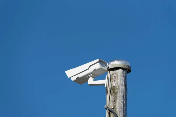 Arka Planda Bir Güvenlik Kamerası Mavi Gökyüzü — Stok fotoğraf