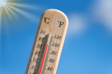 Arka planda mavi gökyüzü ile yaz aylarında termometre