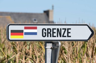 Almanya ve Hollanda arasındaki sınıra bir işaret işaret ediyor
