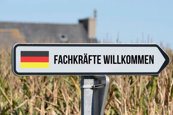 Schild Deutschlandfahne Und Slogan Fachkräfte Willkommen — Stockfoto