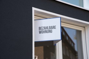 Kiralık bir daire ve Uygun Fiyatlı Daire gösteren bir işaret