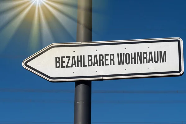 Richtungspfeil Und Verweis Auf Bezahlbaren Wohnraum — Stockfoto