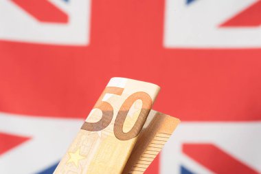 Büyük Britanya bayrağı ve bir euro banknot