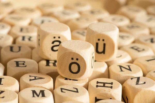 Çeşitli ahşap harfler ve Alman umlauts closeup