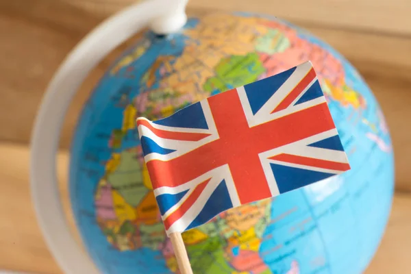 英国国旗和背景中的地球 — 图库照片