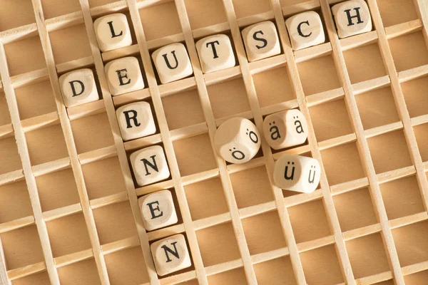 德语变音 纵横字谜 木字母和学习德语的单词 — 图库照片