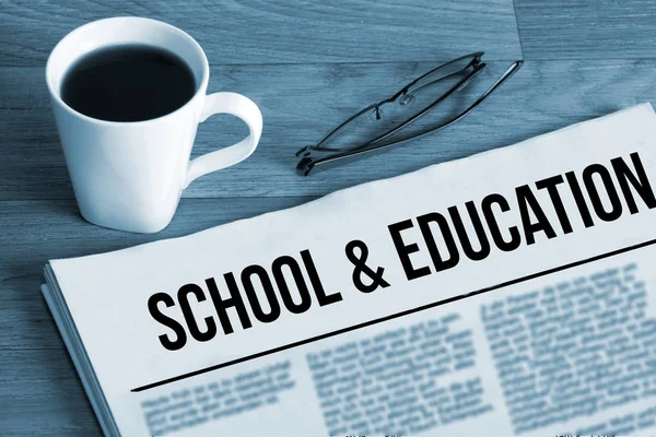 Bir Fincan Kahve Okul Eğitimi Adında Bir Gazete — Stok fotoğraf