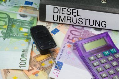 Euro banknotlar, araba anahtarları ve künye Dizel dönüşüm ile klasörler