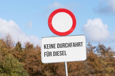 Ein Schild ıslak auf Dieselfahrverbot hin