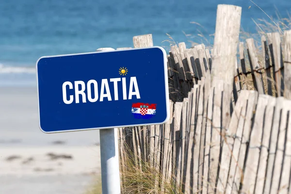 クロアチアの休暇を示すビーチと看板 — ストック写真