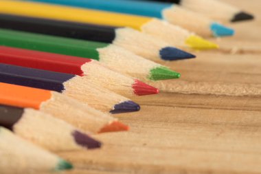 Çeşitli, masadaki pastel boyalar.