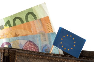Avrupa Birliği bayrağı, sarı bir cüzdan ve Euro banknotları