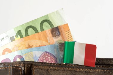 Euro, İtalya bayrağı ve bir cüzdan.