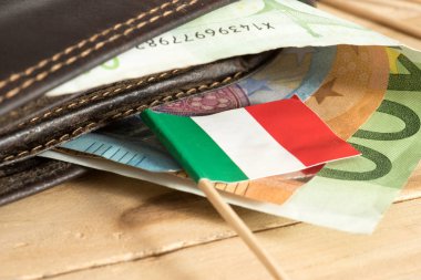 Euro, İtalya bayrağı ve bir cüzdan.