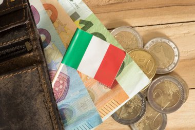 İtalya bayrağı, cüzdan ve euro banknotları ve sikkeler