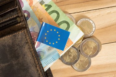 Çanta, Avrupa Birliği bayrağı Eu ve Euro fatura ve paraları