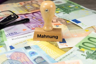 Euro banknotları, bir fatura ve damga hatırlatmalı bir pul.